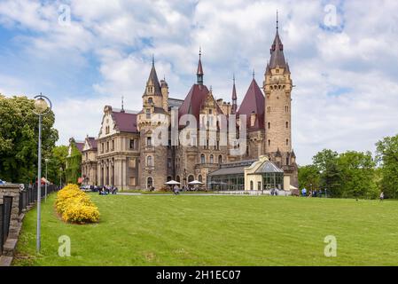 Moszna, Pologne - 21 mai 2017 : vue sur le château néobaroque du XVIIe siècle de Moszna, dans le sud-ouest de la Pologne, souvent présenté dans la liste des plus beaux Banque D'Images