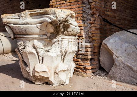 ROME, ITALIE - Avril 2018 : Reste de la capitales des anciennes colonnes au Colisée à Rome Banque D'Images