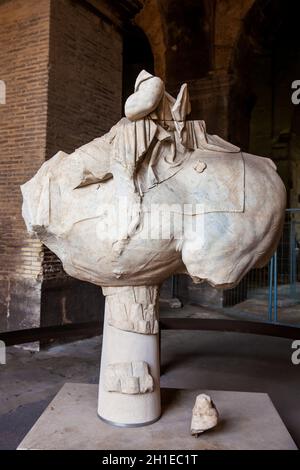 ROME, ITALIE - Avril 2018 : Vestiges d'une ancienne statue équestre au Colisée à Rome Banque D'Images