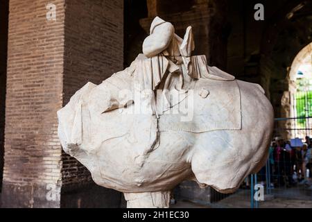 ROME, ITALIE - Avril 2018 : Vestiges d'une ancienne statue équestre au Colisée à Rome Banque D'Images