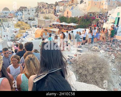 Santorin, Grèce, 2 août 2021.Foule attendant de photographier le coucher du soleil à Oia Banque D'Images
