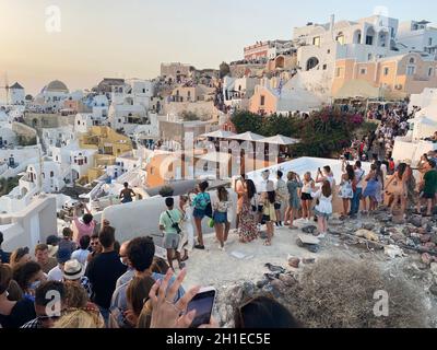 Santorin, Grèce, 2 août 2021.Foule attendant de photographier le coucher du soleil à Oia Banque D'Images