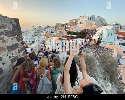 Santorin, Grèce, 2 août 2021.Foule attendant de photographier le coucher du soleil à Oia Banque D'Images