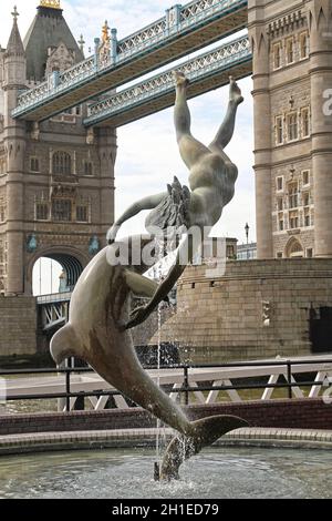 Londres, Royaume-Uni - 09 avril : fontaine du Dauphin à Londres le 09 avril 2010. Fille avec un dauphin sculpté par Sir David Wynne et Tour B Banque D'Images