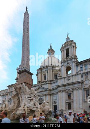 ROME, ITALIE - 29 juin : Piazza Navona à Rome le 29 juin 2014. Fontaine des Quatre Fleuves avec obélisque égyptien et de l'église Sant'Agnese in Agone en Ro Banque D'Images