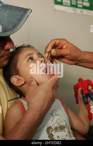 Eunapolis, bahia / brésil - 14 août 2010: Enfant vu recevant une dose de vaccin contre la polio aux postes de santé dans la ville d'Eunapolis.*** Légende locale * Banque D'Images