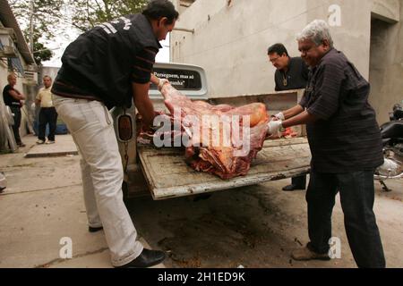 Eunapolis, bahia / brésil - setembro 10, 2010: Les inspecteurs de surveillance sanitaire jeter la viande de bolline de l'abattage clandestin et sans la consumptio Banque D'Images