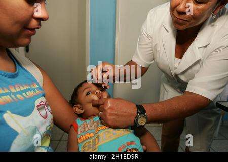 Eunapolis, bahia / brésil - 14 août 2010: Enfant vu recevant une dose de vaccin contre la polio aux postes de santé dans la ville d'Eunapolis.*** Légende locale * Banque D'Images