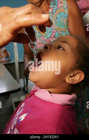 Eunapolis, bahia / brésil - 14 août 2010: Enfant vu recevant une dose de vaccin contre la polio aux postes de santé dans la ville d'Eunapolis.*** Légende locale * Banque D'Images