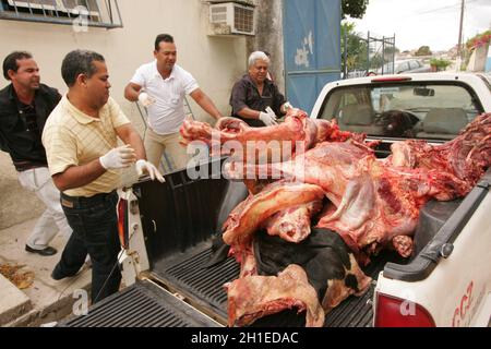 Eunapolis, bahia / brésil - setembro 10, 2010: Les inspecteurs de surveillance sanitaire jeter la viande de bolline de l'abattage clandestin et sans la consumptio Banque D'Images