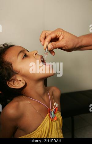 Eunapolis, bahia / brésil - 14 août 2010: Enfant vu recevant une dose de vaccin contre la polio aux postes de santé dans la ville d'Eunapolis.*** Légende locale * Banque D'Images