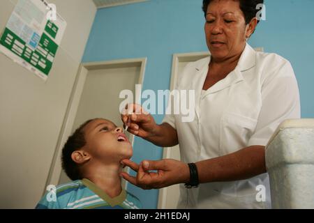 Eunapolis, bahia / brésil - 14 août 2010: Enfant vu recevant une dose de vaccin contre la polio aux postes de santé dans la ville d'Eunapolis.*** Légende locale * Banque D'Images