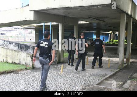 Itabuna, bahia / brésil - 13 décembre 2011 : les agents de la police fédérale effectuent un mandat de perquisition et d'arrestation au Conseil municipal pour enquête sur le misa Banque D'Images