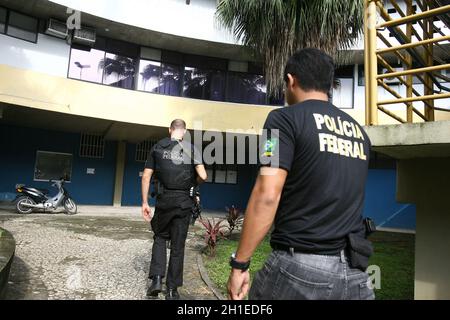 Itabuna, bahia / brésil - 13 décembre 2011 : les agents de la police fédérale effectuent un mandat de perquisition et d'arrestation au Conseil municipal pour enquête sur le misa Banque D'Images