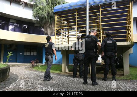 Itabuna, bahia / brésil - 13 décembre 2011 : les agents de la police fédérale effectuent un mandat de perquisition et d'arrestation au Conseil municipal pour enquête sur le misa Banque D'Images