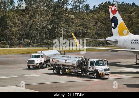 MEDELLIN, COLOMBIE - 23 AVRIL 2019 : des camions-citernes arrivent pour ravitailler un avion à réaction à l'aéroport international Jose Maria Cordova, à Medellin, avion de ligne RE Banque D'Images