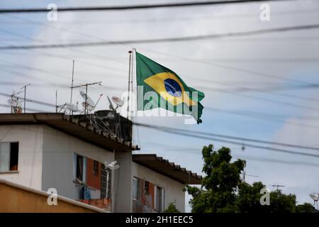 salvador, bahia / brésil - 20 mars 2015 : le drapeau brésilien est visible sur les toits des bâtiments du quartier de Cajazeiras dans la ville de Salvador. Banque D'Images