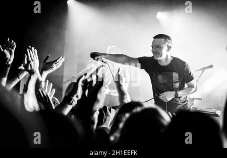 Aaron Starkie du groupe Slow Readers Club interagissant avec la foule aux Wedgewood Rooms, Portsmouth, Royaume-Uni, le 10 octobre 2021. Banque D'Images