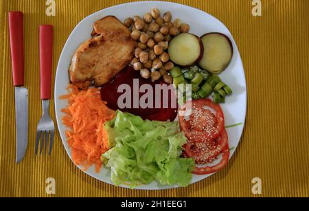 salvador, bahia / brésil - 26 avril 2020: Une assiette de nourriture saine est vue dans la ville de Salvador. *** Légende locale *** Banque D'Images