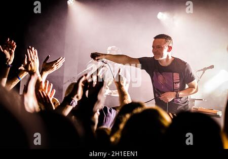 Aaron Starkie du groupe Slow Readers Club interagissant avec la foule aux Wedgewood Rooms, Portsmouth, Royaume-Uni, le 10 octobre 2021. Banque D'Images