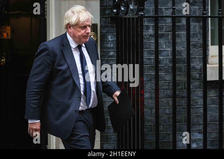 Westminster, Londres, Royaume-Uni.18 octobre 2021.Le Premier ministre britannique Boris Johnson quitte Downing Street pour le Parlement.Les députés pleurent aujourd'hui la mort de Sir David Amess, député de Southend-Ouest, qui a été poignardé pendant la chirurgie de sa circonscription.Credit: Imagetraceur/Alamy Live News Banque D'Images