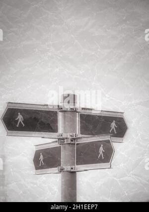 Quatre panneaux directionnels pour piétons vides pour l'espace de copie avec symbole piéton.Concept de marche, itinéraire, chemin, direction Banque D'Images