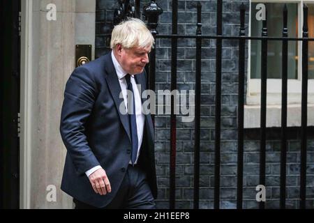 Westminster, Londres, Royaume-Uni.18 octobre 2021.Le Premier ministre britannique Boris Johnson quitte Downing Street pour le Parlement.Les députés pleurent aujourd'hui la mort de Sir David Amess, député de Southend-Ouest, qui a été poignardé pendant la chirurgie de sa circonscription.Credit: Imagetraceur/Alamy Live News Banque D'Images