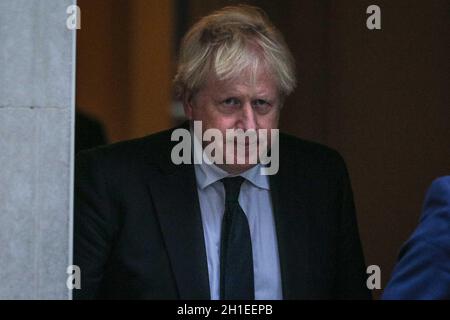 Westminster, Londres, Royaume-Uni.18 octobre 2021.Le Premier ministre britannique Boris Johnson quitte Downing Street pour le Parlement.Les députés pleurent aujourd'hui la mort de Sir David Amess, député de Southend-Ouest, qui a été poignardé pendant la chirurgie de sa circonscription.Credit: Imagetraceur/Alamy Live News Banque D'Images