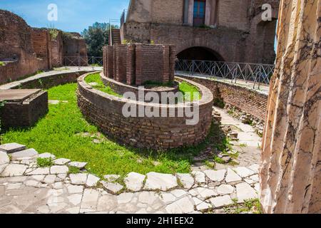 Fontaine de la cenatio ovale du Palais Flaviens aussi connu sous le nom de Domus Flavia sur la colline du Palatin à Rome Banque D'Images