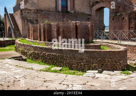 Fontaine de la cenatio ovale du Palais Flaviens aussi connu sous le nom de Domus Flavia sur la colline du Palatin à Rome Banque D'Images