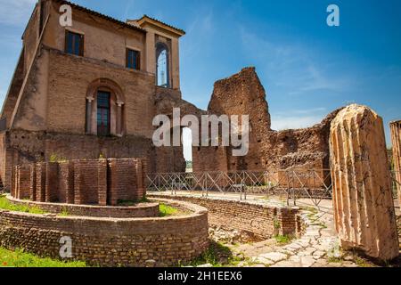 Fontaine de la cenatio ovale du Palais Flaviens aussi connu sous le nom de Domus Flavia sur la colline du Palatin à Rome Banque D'Images