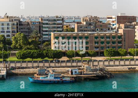 Port Tawfiq, Egypte - Novembre 5, 2017 : Les bâtiments sur la rive du canal de Suez à Port Tawfiq (Tawfik) près de Suez. Le Port de Suez est un port égyptien l Banque D'Images