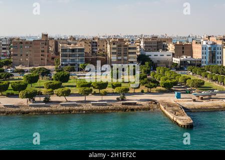 Port Tawfiq, Egypte - Novembre 5, 2017 : Les bâtiments sur la rive du canal de Suez à Port Tawfiq (Tawfik) près de Suez. Le Port de Suez est un port égyptien l Banque D'Images