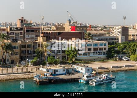 Port Tawfiq, Egypte - Novembre 5, 2017 : Les bâtiments sur la rive du canal de Suez à Port Tawfiq (Tawfik) près de Suez. Le Port de Suez est un port égyptien l Banque D'Images