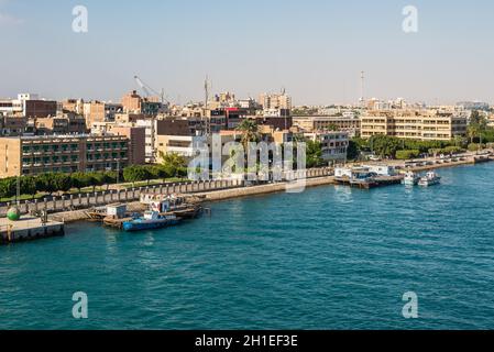 Port Tawfiq, Egypte - Novembre 5, 2017 : Les bâtiments sur la rive du canal de Suez à Port Tawfiq (Tawfik) près de Suez. Le Port de Suez est un port égyptien l Banque D'Images