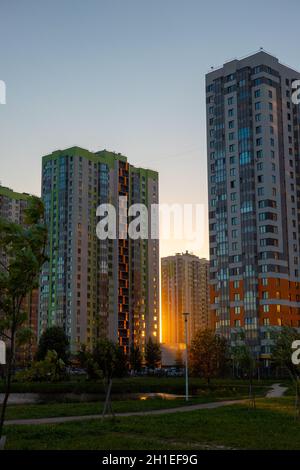 Vue sur la ville.Maisons à plusieurs étages.Entre les maisons vous pouvez voir le ciel et la lumière du soleil sur d'autres maisons. Banque D'Images