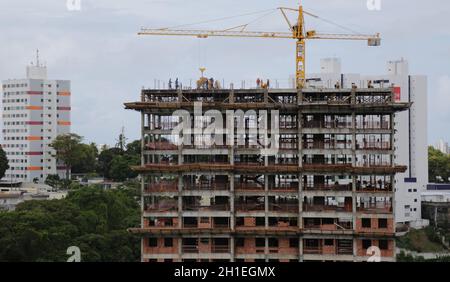 salvador, bahia / brésil - 17 mars 2017: Travailleurs en construction de bâtiments dans le quartier de Cabula dans la ville de Salvador. *** Capt. Local Banque D'Images