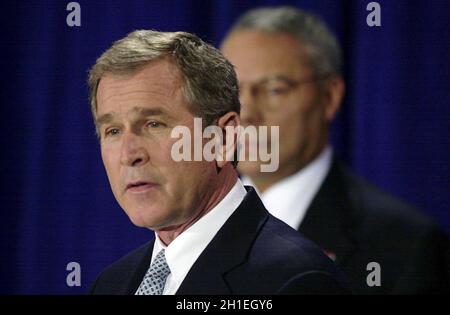 Crawford, Texas, États-Unis.19 décembre 2000.Crawford, Texas 16DEC00: Le président élu des États-Unis GEORGE W. BUSH, l, annonce la sélection de GEN.COLIN POWELL, en tant que secrétaire d'État de la nouvelle administration Bush le 16 décembre 2000.(Image de crédit : © Bob Daemmrich/ZUMA Press Wire) Banque D'Images