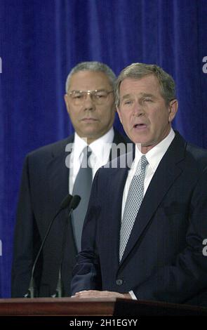 Crawford, Texas, États-Unis.19 décembre 2000.Crawford, Texas 16DEC00: Le président élu des États-Unis GEORGE W. BUSH, r, annonce la sélection de GEN.COLIN POWELL, le 16 décembre 2000, comme secrétaire d'État au sein de la nouvelle administration Bush.(Image de crédit : © Bob Daemmrich/ZUMA Press Wire) Banque D'Images