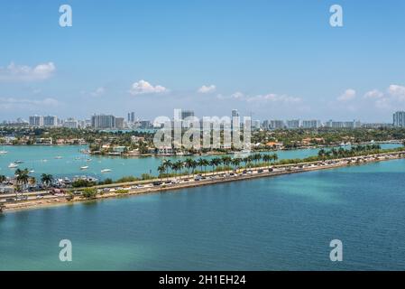 Miami, FL, États-Unis - 27 avril 2019 : vue sur MacArthur Causeway et les îles vénitiennes à Biscayne Bay, à Miami, Floride, États-Unis d'Amérique Banque D'Images