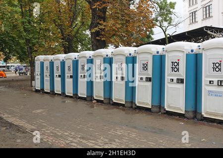 BELGRADE, SERBIE - 30 septembre 2016 : des toilettes portables pour les réfugiés syriens et les migrants du Park à Belgrade, en Serbie. Banque D'Images