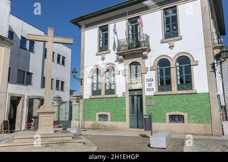 Ovar, Portugal - 18 février 2020 : détail architectural de la maison du peuple (Casa do Povo) en centre-ville, par une journée d'hiver Banque D'Images