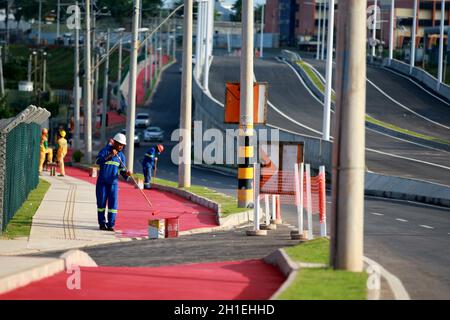 salvador, bahia / brésil - 21 décembre 2016: Des ouvriers sont vus en construction sur l'avenue Orlando Gomes dans la ville de Salvador. *** Légende locale * Banque D'Images