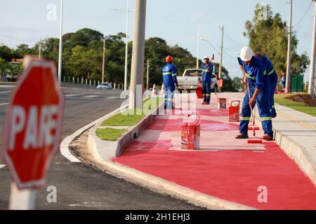 salvador, bahia / brésil - 21 décembre 2016: Des ouvriers sont vus en construction sur l'avenue Orlando Gomes dans la ville de Salvador. *** Légende locale * Banque D'Images