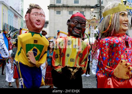 salvador, bahia / brésil - 13 février 2015: Une manifestation culturelle avec des poupées géantes est vue à Pelourinho pendant le carnaval dans la ville de Salvad Banque D'Images