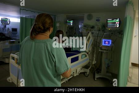 salvador, bahia / brésil - août 8 2018: Médecin vu à l'unité de soins intensifs à l'hôpital Edigard Santos dans la ville de Salvador. *** Légende locale Banque D'Images