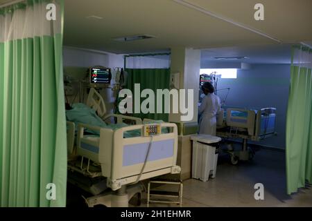 salvador, bahia / brésil - août 8 2018: Médecin vu à l'unité de soins intensifs à l'hôpital Edigard Santos dans la ville de Salvador. *** Légende locale Banque D'Images