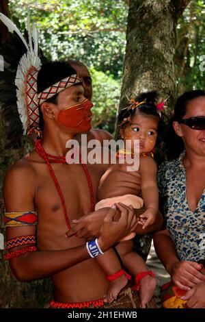 porto seguro, bahia / brésil - 21 février 2008: L'Inde de la Pataxo etina est vu allaiter son enfant dans le village de Jaqueira dans la ville de Banque D'Images