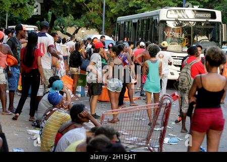 salvador, bahia / brésil - 10 février 2016: On voit des gens attendre les transports en commun à un arrêt de bus sur l'Avenida Centenário après le carnaval en S. Banque D'Images