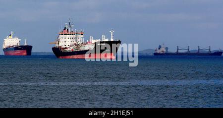 salvador, bahia / brésil - 4 novembre 2014 : des navires de transport sont amarrés dans la baie de Todos os Santos, à Salvador. *** Légende locale *** . Banque D'Images